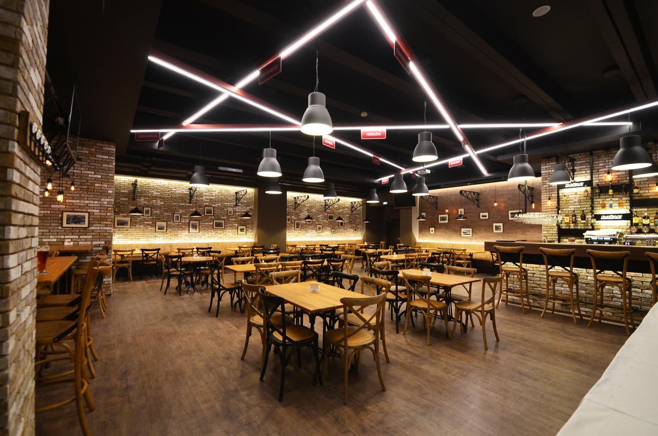 Azul Hotel & Restaurant Partizánske Dış mekan fotoğraf