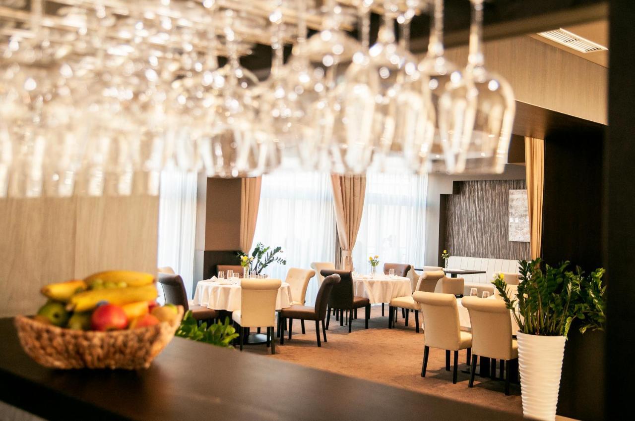 Azul Hotel & Restaurant Partizánske Dış mekan fotoğraf